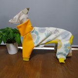 フリース服、明るいオレンジで切り替え